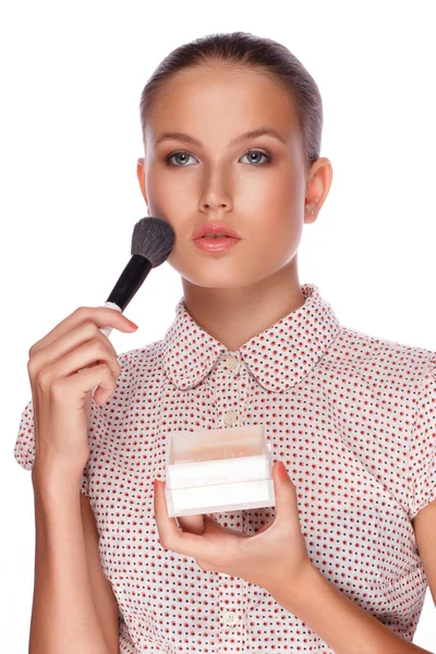 En vacker ung flicka med makeup borste — Stockfoto