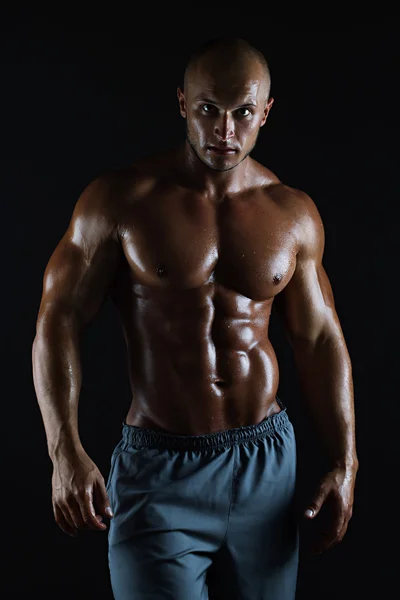 Muscular fisiculturista masculino — Fotografia de Stock