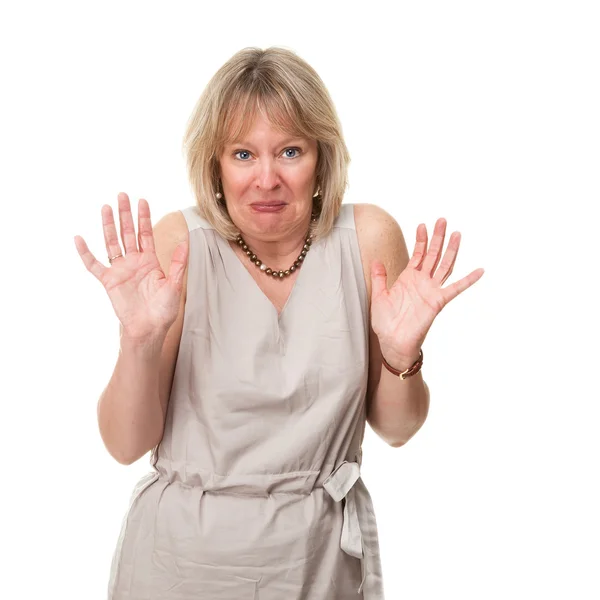 Kvinna med chockad uttryck och händerna upp i skräck — Stockfoto