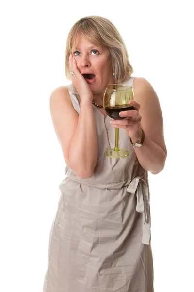 Ελκυστική έκπληκτος σοκαρισμένος γυναίκα που κρατά ποτήρι κρασί — Φωτογραφία Αρχείου