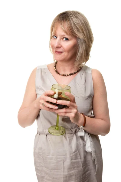 Atraente sorrindo maduro mulher segurando vinho copo — Fotografia de Stock