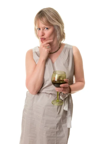 Şarap bardağını tutan yüz düşünce el ile dudakları pursing kadın — Stok fotoğraf