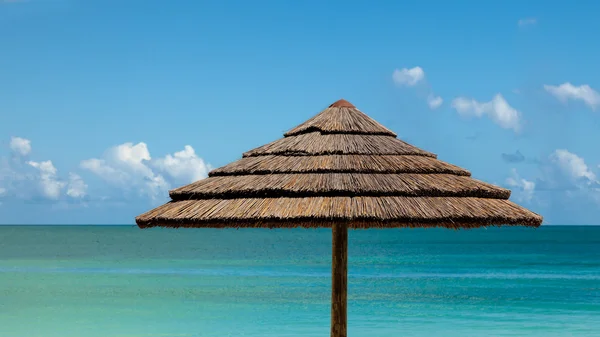 Plaj şemsiye deniz ve gökyüzü güneşli tropikal deniz manzarası — Stok fotoğraf