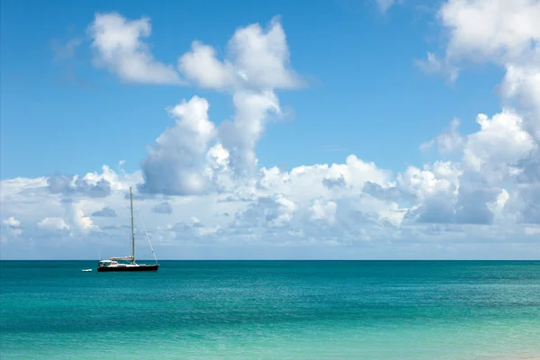 Bela paisagem marinha ensolarada com iate atracado e céu azul — Fotografia de Stock