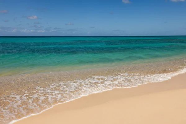 Wunderschöner tropischer Sandstrand und sonnige Meereslandschaft — Stockfoto