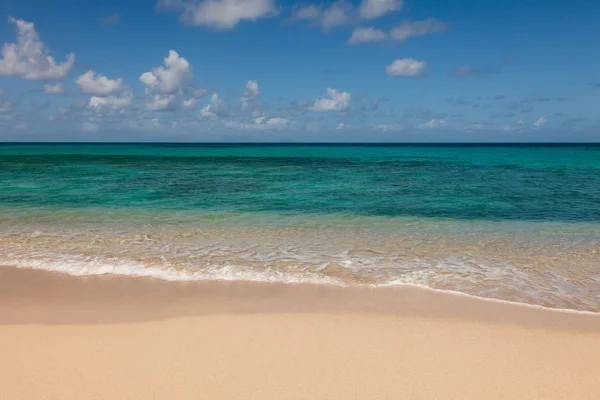 Praia tropical arenosa bonita e paisagem marinha ensolarada do oceano — Fotografia de Stock