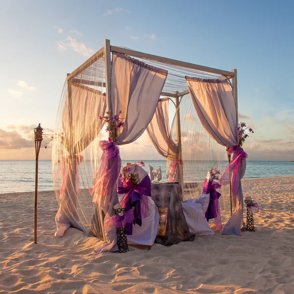 Mesa de casamento romântico em Sandy Tropical Caribbean Beach em Suns — Fotografia de Stock