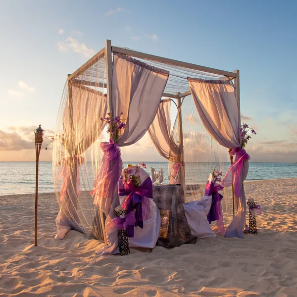 Mesa de casamento romântico em Sandy Tropical Caribbean Beach em Suns Imagens De Bancos De Imagens Sem Royalties