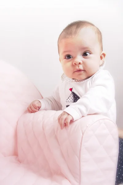 ソファの上の赤ちゃん — ストック写真