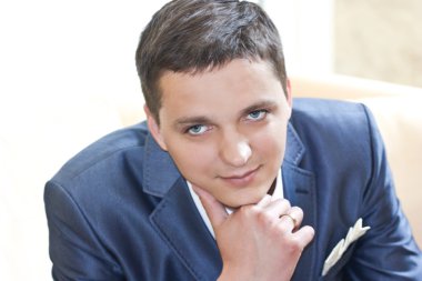 portre erkek takım elbise içinde