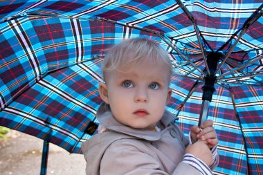 küçük kız şemsiye altında