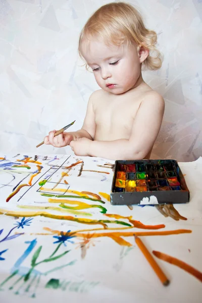 Маленька дівчинка грає з кольорами фарби — стокове фото