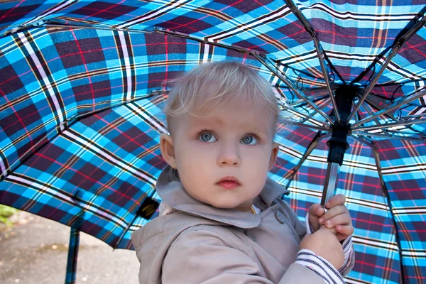 Маленькая девочка под зонтиком — стоковое фото