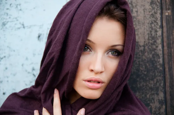 Mladá atraktivní dívka v šátek — Stock fotografie
