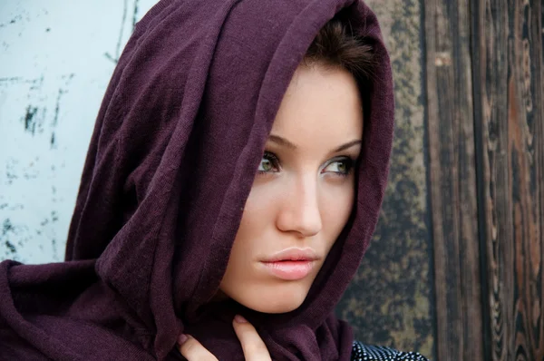 Mladá atraktivní dívka v šátek — Stock fotografie
