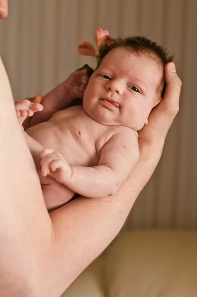 Bebé en los brazos de su padre — Foto de Stock