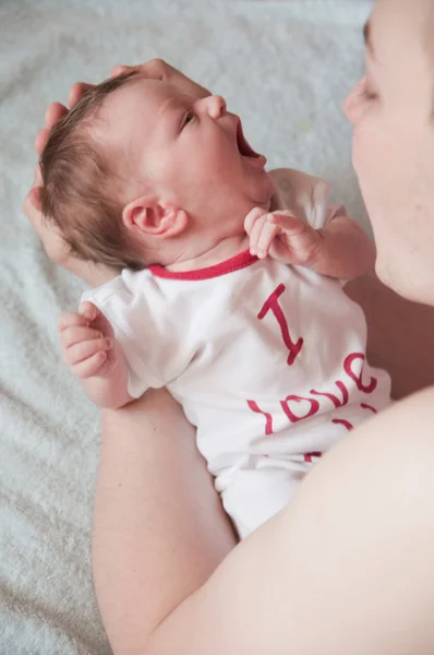Spädbarn i armarna på sin far Royaltyfria Stockfoton