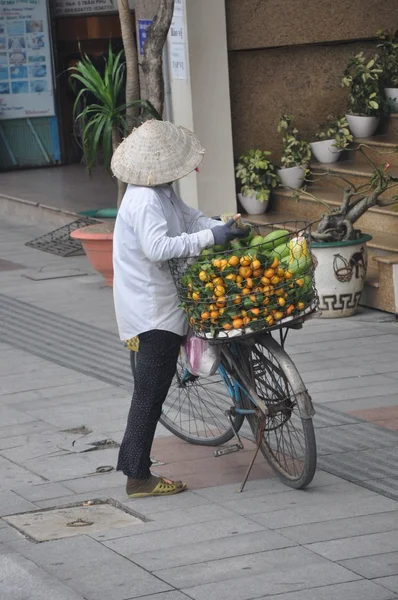 Wietnam. Sprzedawca owoców. — Zdjęcie stockowe