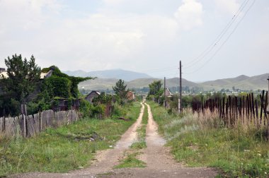 yol boyunca çit.