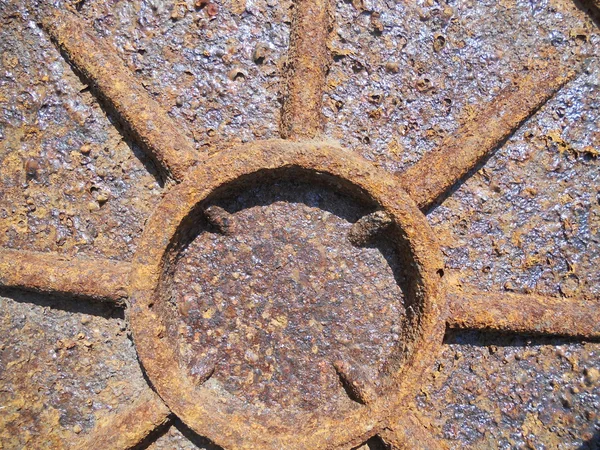 Tapa de alcantarilla oxidada . —  Fotos de Stock