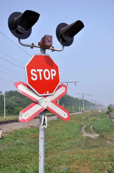 Знак остановки на железнодорожном переезде . — стоковое фото