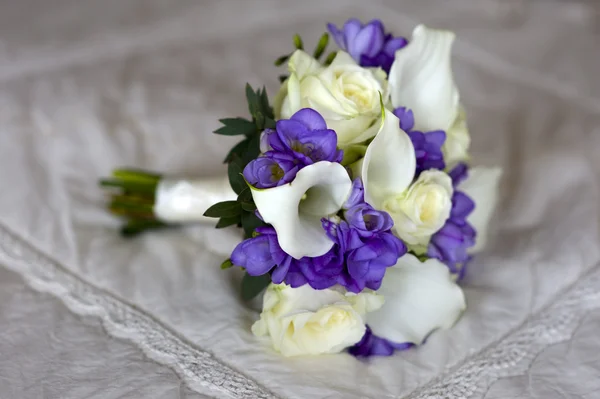 Svatební kytice na posteli — Stock fotografie