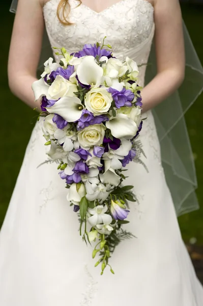 Braut und Hochzeitsstrauß — Stockfoto