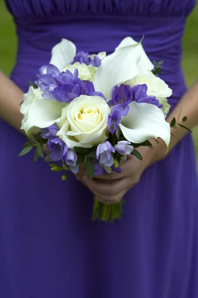 Bruidsmeisje met bruiloft boeket — Stockfoto