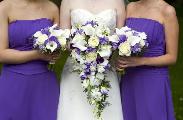 Sposa e damigelle con mazzi di fiori di nozze Foto Stock Royalty Free
