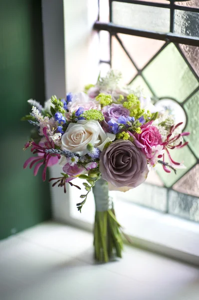 Svatební kytice k oknu — Stock fotografie