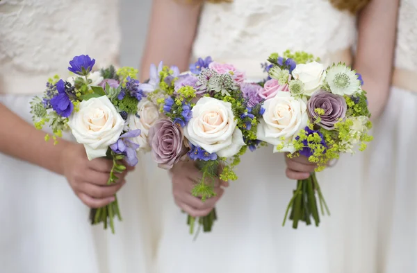 Bouquets de casamento realizada por damas de honra — Fotografia de Stock