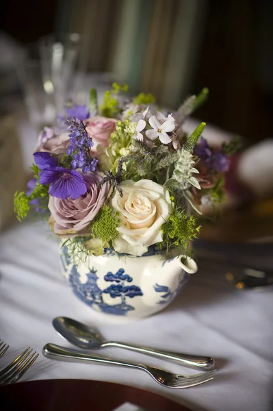 Buquê de flor em um bule de chá — Fotografia de Stock