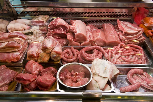 Čerstvé syrové maso na prodej — Stock fotografie
