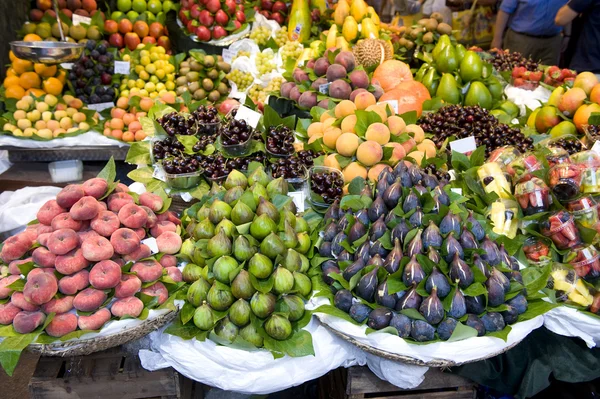 Fresh fruit at the greengrocer — Stock Photo, Image