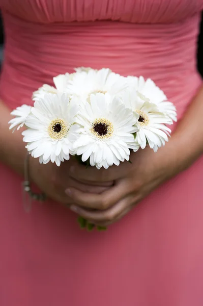 Demoiselle d'honneur tenant un bouquet de berbera — Photo