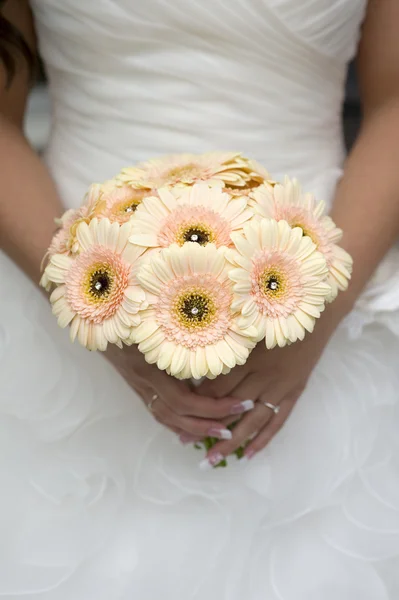 Bruid houden gerbera boeket — Stockfoto