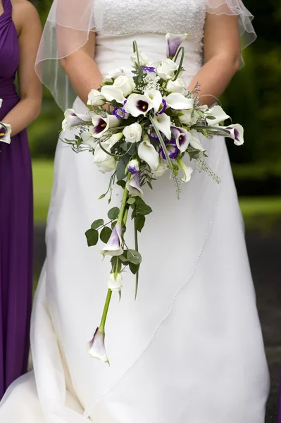 Mariée tenant un bouquet de mariage — Photo