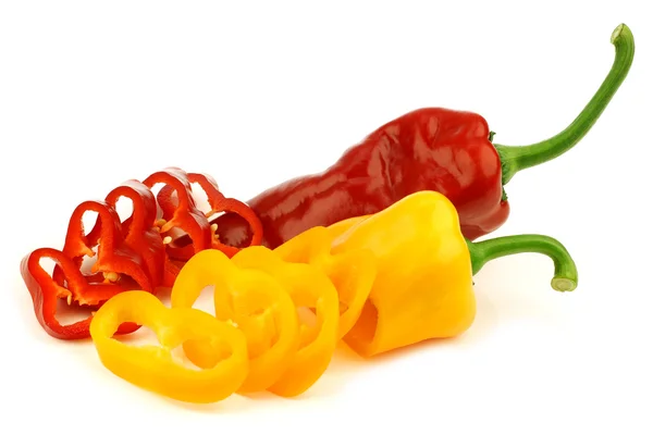 Rote und gelbe Paprika (Paprika) schneiden) — Stockfoto