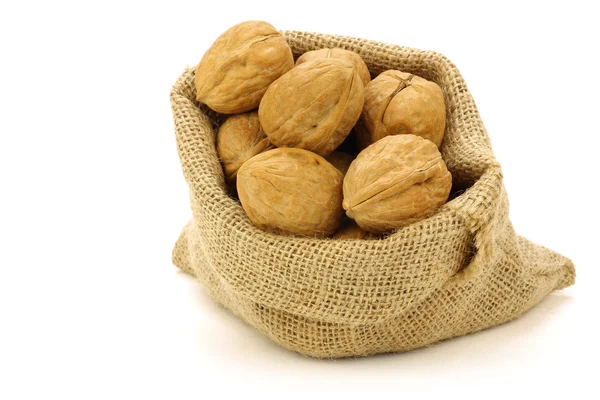 Nueces frescas en una bolsa de arpillera — Foto de Stock