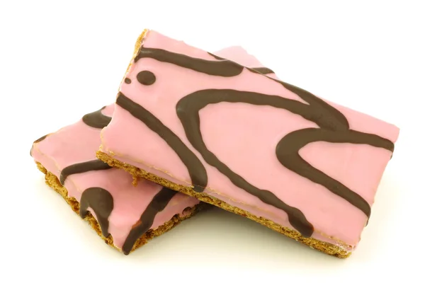 新鲜出炉的粉红釉面的饼干配巧克力酱 — 图库照片