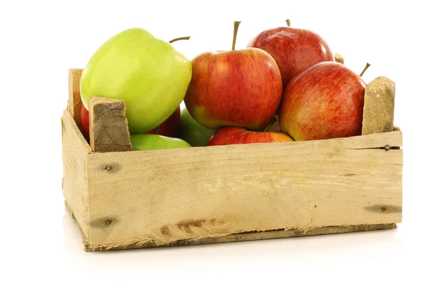 Surtido de manzanas frescas en una caja de madera —  Fotos de Stock