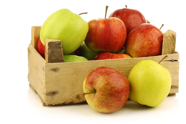 Geassorteerde verse appelen in een houten krat — Stockfoto