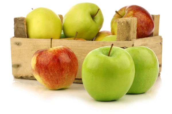 Geassorteerde verse appelen in een houten krat — Stockfoto