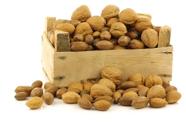 Geassorteerde noten in een houten doos — Stockfoto