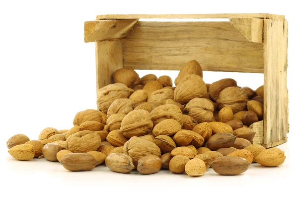Ассорти орехов в деревянной коробке — стоковое фото