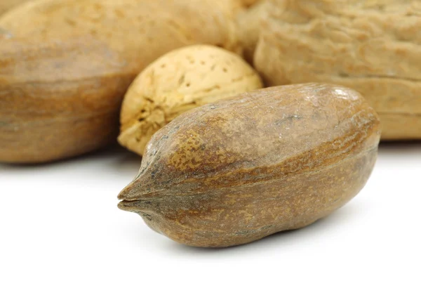 Savoureux noix de pécan devant les noix mélangées — Photo