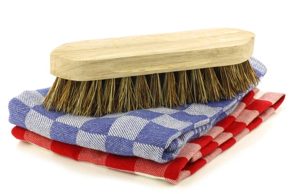 Cepillo doméstico en dos toallas domésticas a cuadros —  Fotos de Stock
