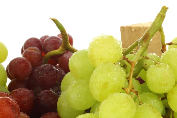 Красный и белый виноград в деревянной коробке — стоковое фото
