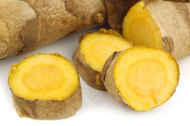 Zerdeçal (Curcuma longa) kök ve bazı parçalar kesin