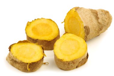 Zerdeçal (Curcuma longa) kök ve bazı parçalar kesin